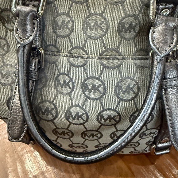 Michael Kors Monogram Gray Bag - Picture 14 of 16